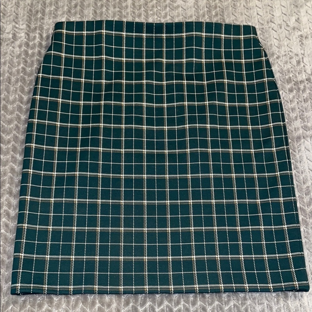 Ann Taylor Elastic Waist Midi Skirt.  Size Large.  Plaid.  Green & White.
